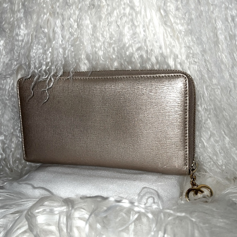 Gucci long pearlescent beige wallet GG pull A+ condition